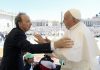 Alla Giornata Mondiale dei Bambini l’abbraccio di Benigni al Papa