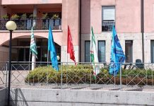 Le suore della Rsa di Solferino rimuovono le bandiere di Cgil, Cisl e Uil. I sindacati protestano con il vescovo