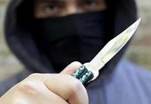 Anziane rapinate in casa in pieno giorno da due banditi armati di coltello