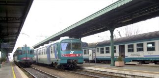 Attraversa i binari e minaccia chi lo richiama: disavventura per un pendolare