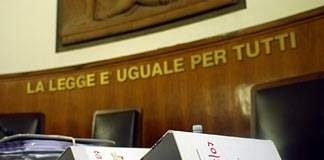 Prelievi e pagamenti col bancomat della vicina di casa, chiesti tre anni