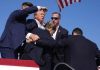 Spari su Trump a un comizio in Pennsylvania, ferito a un orecchio