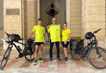 Ricevuti in Comune due ciclisti che stanno attraversando l’Italia per portare un messaggio di pace