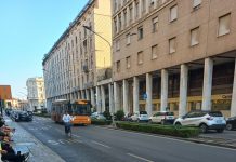 Lite alla fermata dell’autobus: autista preso a calci finisce al Poma