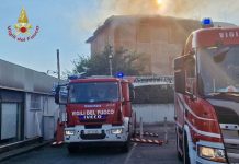 Roma, maxi rogo di sterpaglie a Cinecittà. Feriti 4 soccorritori