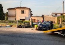 Con l’auto tirano giù la recinzione e capottano: salvi tre giovani di Rivarolo