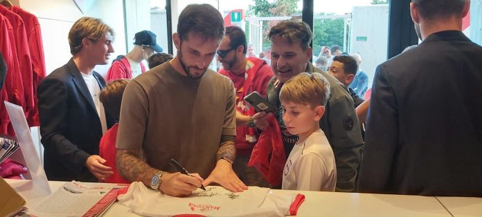 Aramu firma la maglia al piccolo Matteo