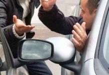 Le auto sono davanti al garage, lui reagisce con pugni e insulti