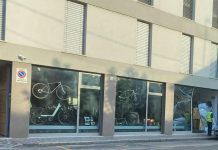 Il negozio Biked Bicimania torna nel mirino dei ladri ma questa volta la spaccata va a vuoto