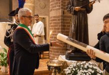 Donato il cero del Comune di Mantova alla chiesa di San Francesco