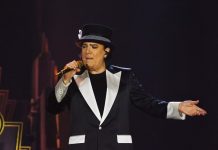 In 4mila al PalaUnical per ascoltare Renato Zero, e stasera fa il bis