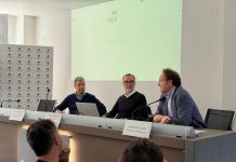 Arredo urbano in centro: ordine, simmetria e semplicità