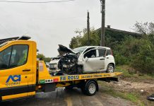 Donna di 42 anni trovata senza vita nella prima mattinata nell’auto distrutta finita fuori strada