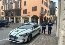 Ruba tre giubbini e scappa in bicicletta inseguito dal commerciante. La Polizia locale lo trova e lo denuncia