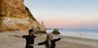 GLI EFFETTI BENEFICI DELLA PRATICA YOGA SULLA SPIAGGIA