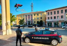 Aggredisce e minaccia la moglie davanti alle figlie, arrestato 50enne