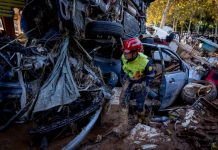 Alluvione Valencia, si scava in parcheggio-trappola sommerso dal fango