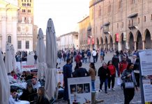 Sole e giornata di festa. Centro città e negozi fanno il pieno di turisti