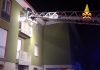 Incendio in condominio, 13 persone in ospedale tra cui 7 minori, un’anziana e una donna incinta