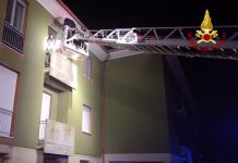 Incendio in condominio, 13 persone in ospedale tra cui 7 minori, un’anziana e una donna incinta