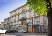 Calci e pugni lungo la strada, una 39enne finisce in ospedale