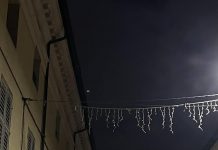 Città illuminata per il Natale ma alcune vie rimangono al buio