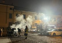 Corto circuito: auto va a fuoco in piazza Dante Alighieri