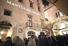 Folla di mantovani nella casa del poeta Virgilio