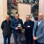 Confartigianato dona al Vescovo una statuina del Presepe