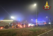 Auto contro il palo della luce su una rotonda di San Giorgio Bigarello, feriti tre giovani
