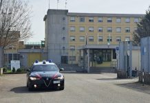 Sedotto, derubato e rinchiuso in un pollaio: arrestata la sua aguzzina