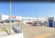 Cerca di rubare 100 euro di alimentari: scoperta spintona la guardia giurata. Nei guai una 54enne