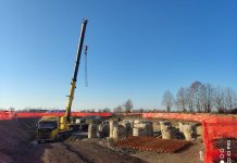 Raddoppio ferroviario, i lavori avanzano per sottopassi e cavalcavia. Demolito un ristorante a Belfiore e presto giù un’ex autofficina