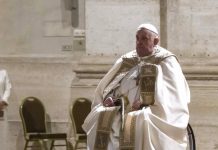 Papa Francesco cade a Santa Marta, contusione al braccio