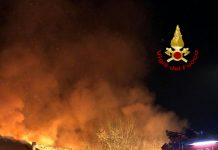 Incendio in un fienile a Salina, i Vigili del fuoco salvano l’abitazione