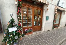 Canneto sull’Oglio, dai bambini delle scuole alberi addobbati per i negozi del paese dei vivai