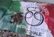 Il metal detector bonifica il giardino delle scuole