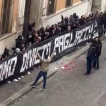 Tifosi della Samp in protesta davanti alla Prefettura contro l’obbl… Tifosi della Samp in protesta davanti alla Prefettura contro l’obbl…