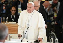 Per il Papa lieve miglioramento, rientrata l’insufficienza renale. Nella notte ha dormito bene