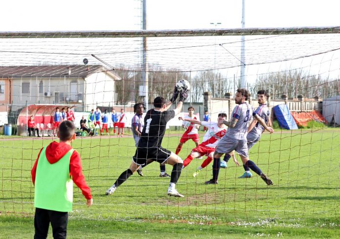 Bertolani_respinge_tiro_Vighi