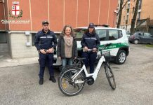 In giro per città su una e-bike rubata a Parma, denunciato per ricettazione. La Polizia locale restituisce la bici alla proprietaria