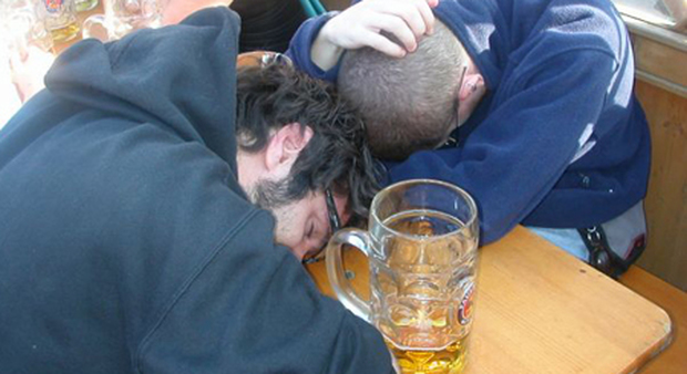 1697144_ubriachi_bar_denunciata