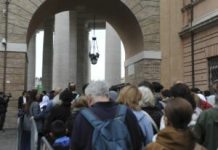 Fila di fedeli per rendere omaggio alla tomba di Papa Francesco