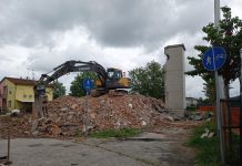 Palazzina popolare abbattuta a Marmirolo, ora smaltimento dei detriti e pulizia dell’area