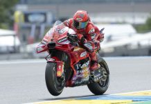 Marc Marquez vince anche la sprint di Le Mans, caduta per Bagnaia
