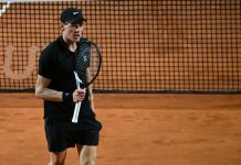 Sinner torna in campo, vittoria ed emozioni a Roma