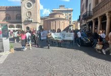 Gli animalisti tornano a sfilare in centro. Polemiche per il blitz con il letame