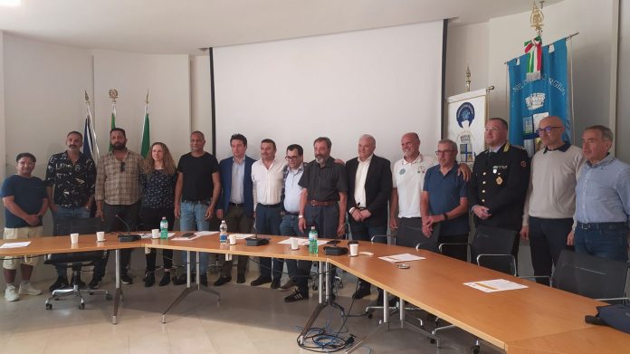 Foto di gruppo degli organizzatori e delle autorità istituzionali
