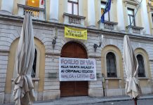 No Food No Science, striscione sulla porta del Comune