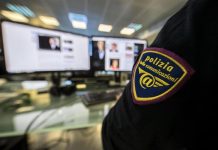 Diffonde il video in cui fa sesso con la fidanzatina: nei guai un minorenne